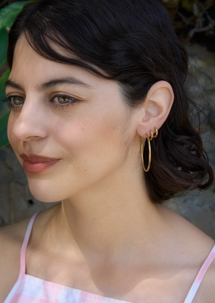 everyday huggie hoops - medium