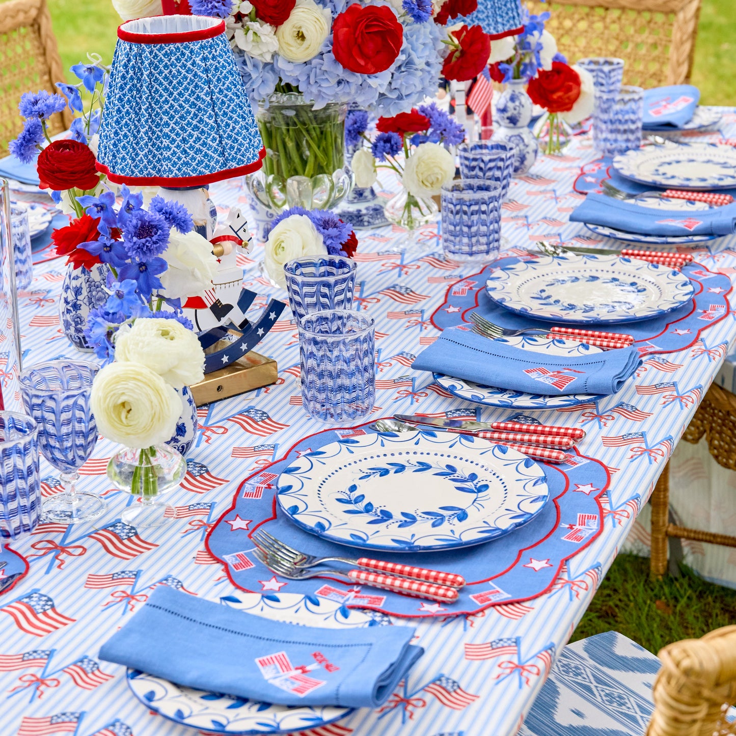 Elizabeth Blue Garland Dinner Plate